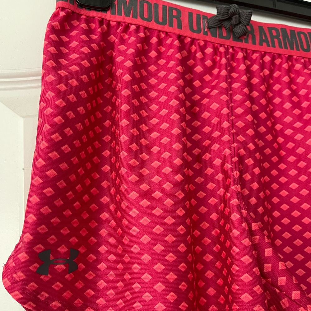 UNDER ARMOR RED PRINT RUNNING SHORTS - Picture 4 of 7